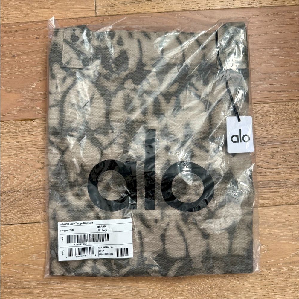 NWT Alo Grey Tie-dye Shopper Tote - Picture 3 of 4